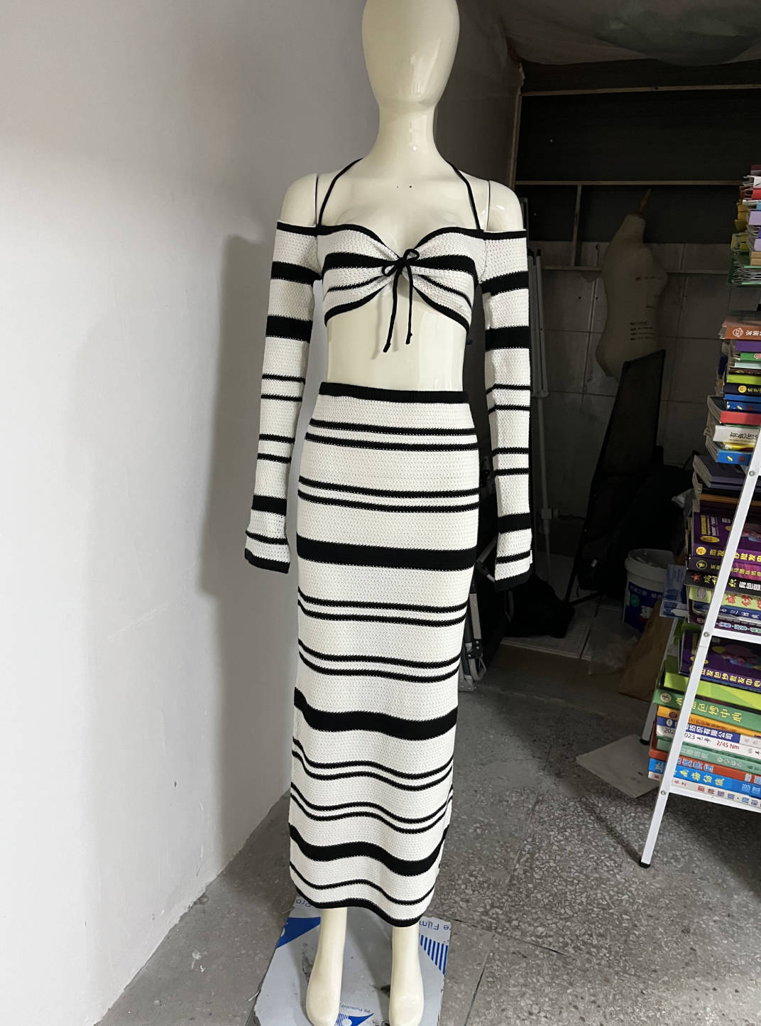 Contrast Color Striped Lace-up Short Midriff-baring Top Suit